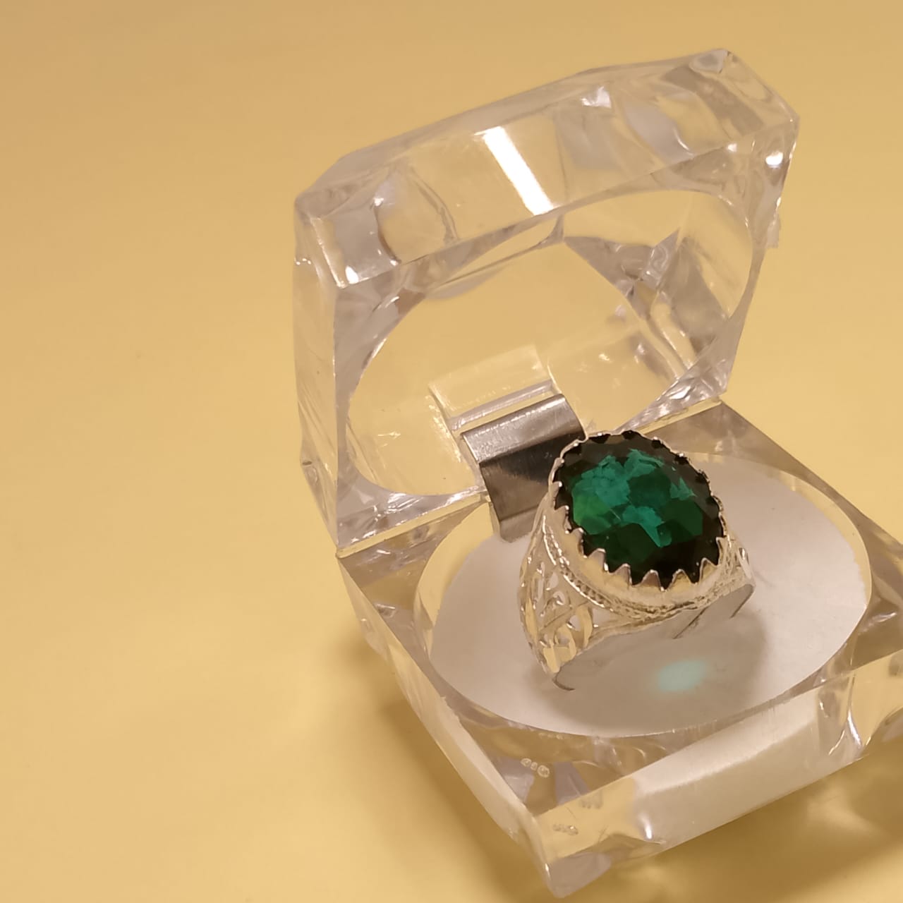 Elegant 14 Carat Green Apatite Ring, Oval Cut, Size 19
