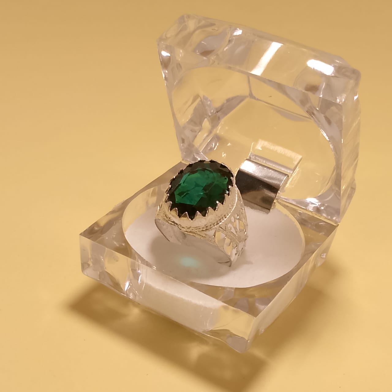 Elegant 14 Carat Green Apatite Ring, Oval Cut, Size 19