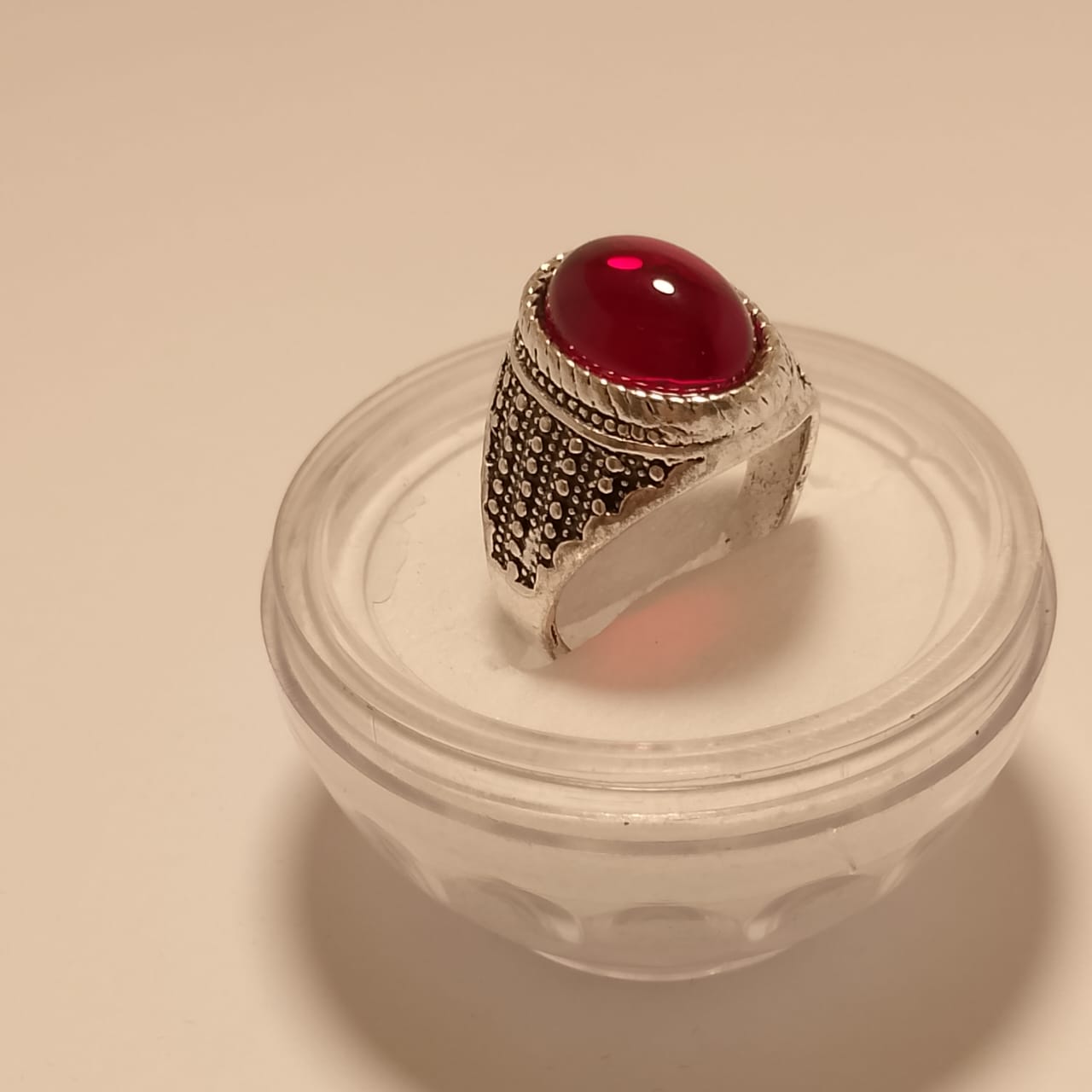 10 Carat Red Aqiq Ring, Cabashon Cut, Size 18