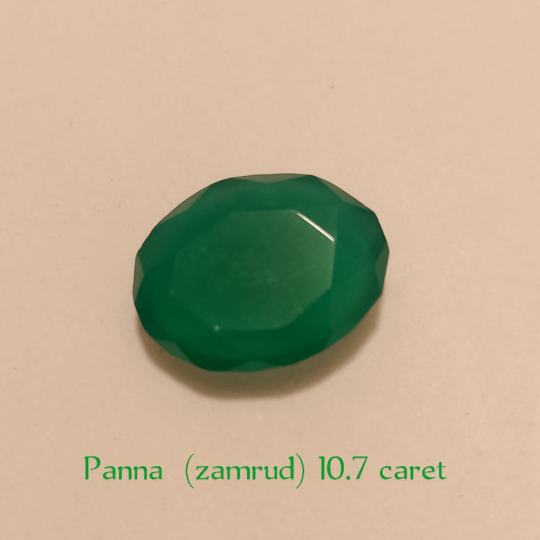 Panna (zamrud) | Oval Shape Step Cutting | Vitreous Dark Green