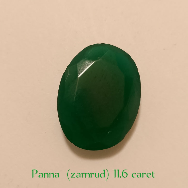 Panna (zamrud) | Oval Shape Step Cutting | Vitreous Dark Green