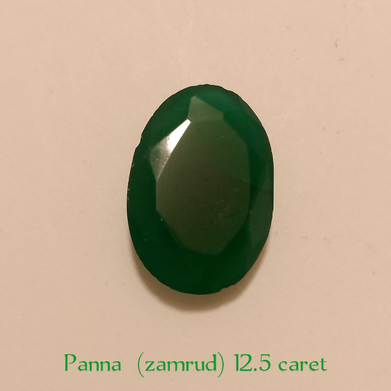 Panna (zamrud) | Oval Shape Step Cutting | Vitreous Dark Green