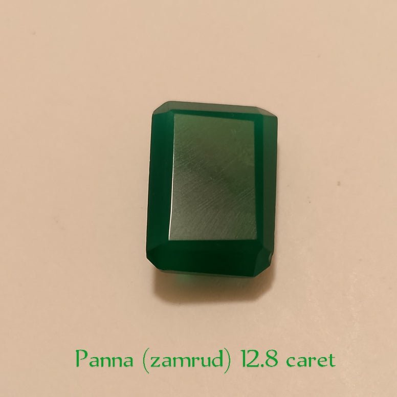 Panna (zamrud) | Step Cutting | Vitreous Dark Green color