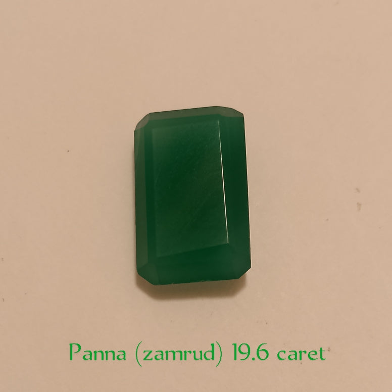 Panna (zamrud) | Step Cutting | Vitreous Dark Green color