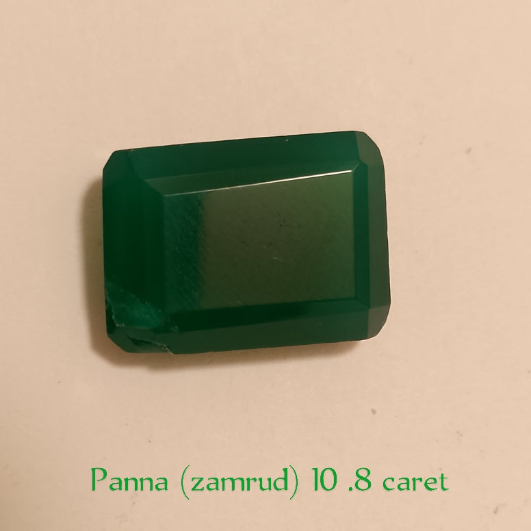 Panna (zamrud) | Step Cutting | Vitreous Dark Green color