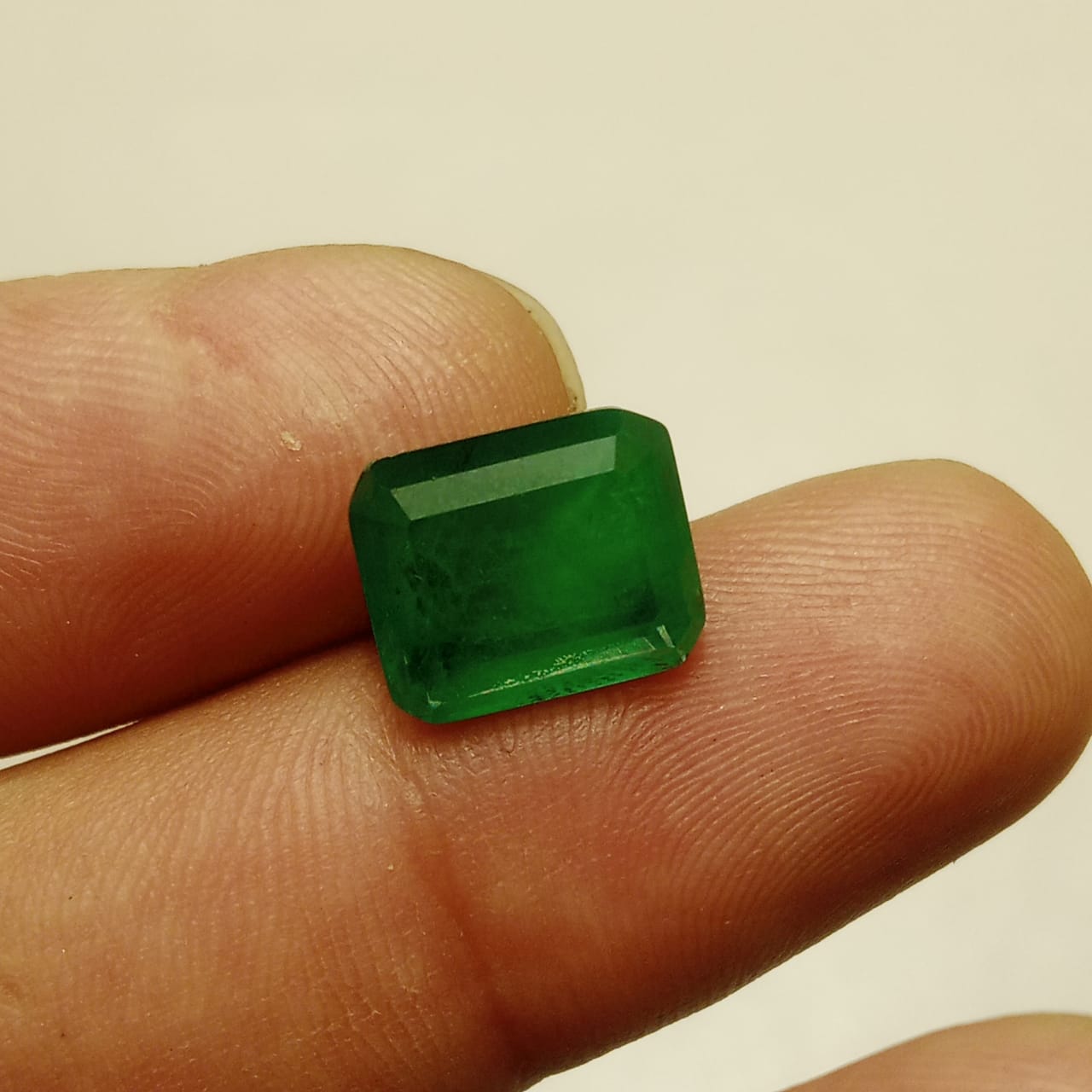 Panna (zamrud) | Step Cutting | Vitreous Dark Green color
