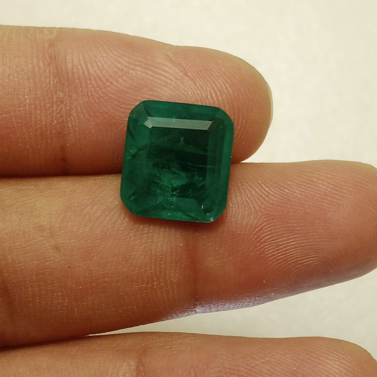 Panna (zamrud) | Step Cutting | Vitreous Dark Green color