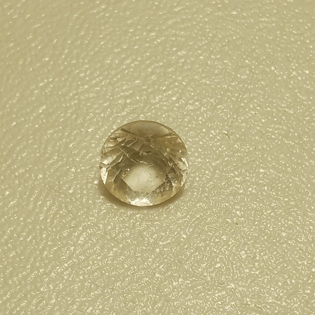 White Pukhraj | White Sapphire | Diamond Cut