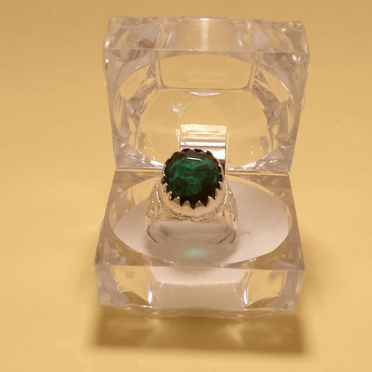 Elegant 14 Carat Green Apatite Ring, Oval Cut, Size 19