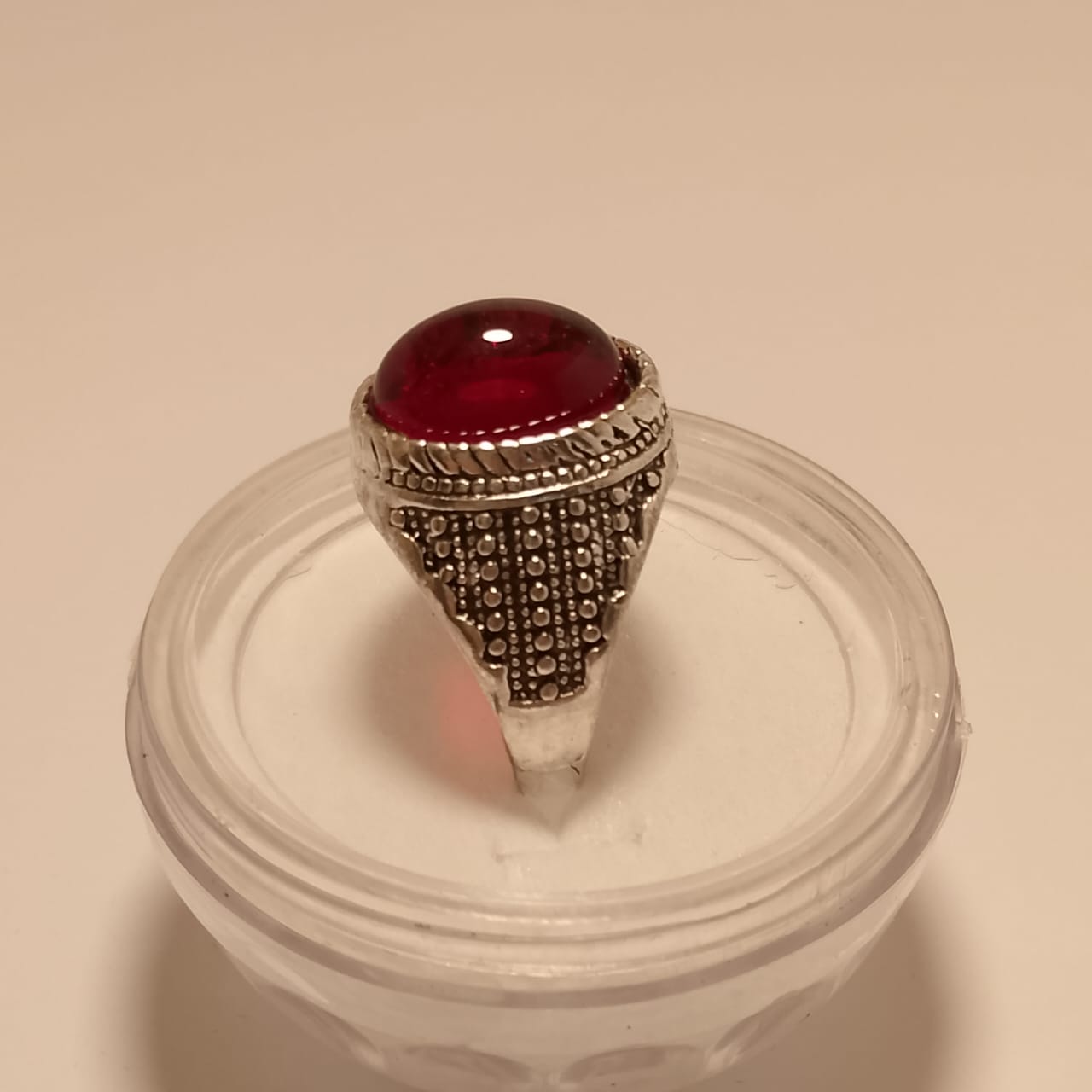 20 Carat Red Aqiq Ring, Cabashon Cut, Size 18