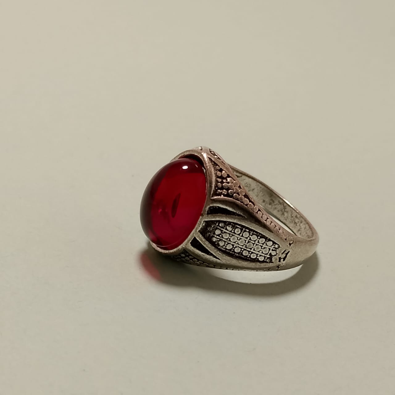 20 Carat Red Aqiq Ring, Cabashon Cut, Size 18