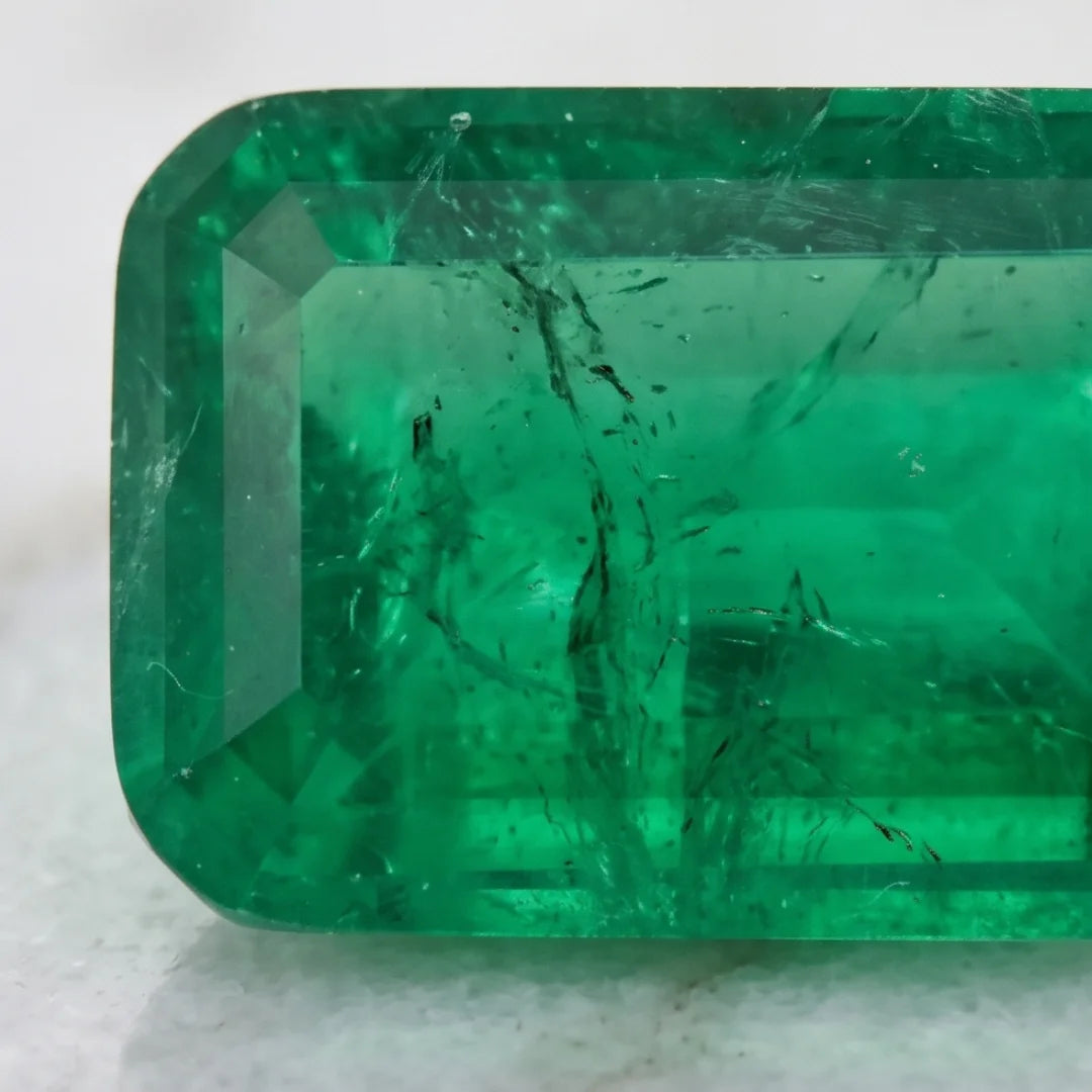 Panna (zamrud) | Oval Shape Step Cutting | Vitreous Dark Green