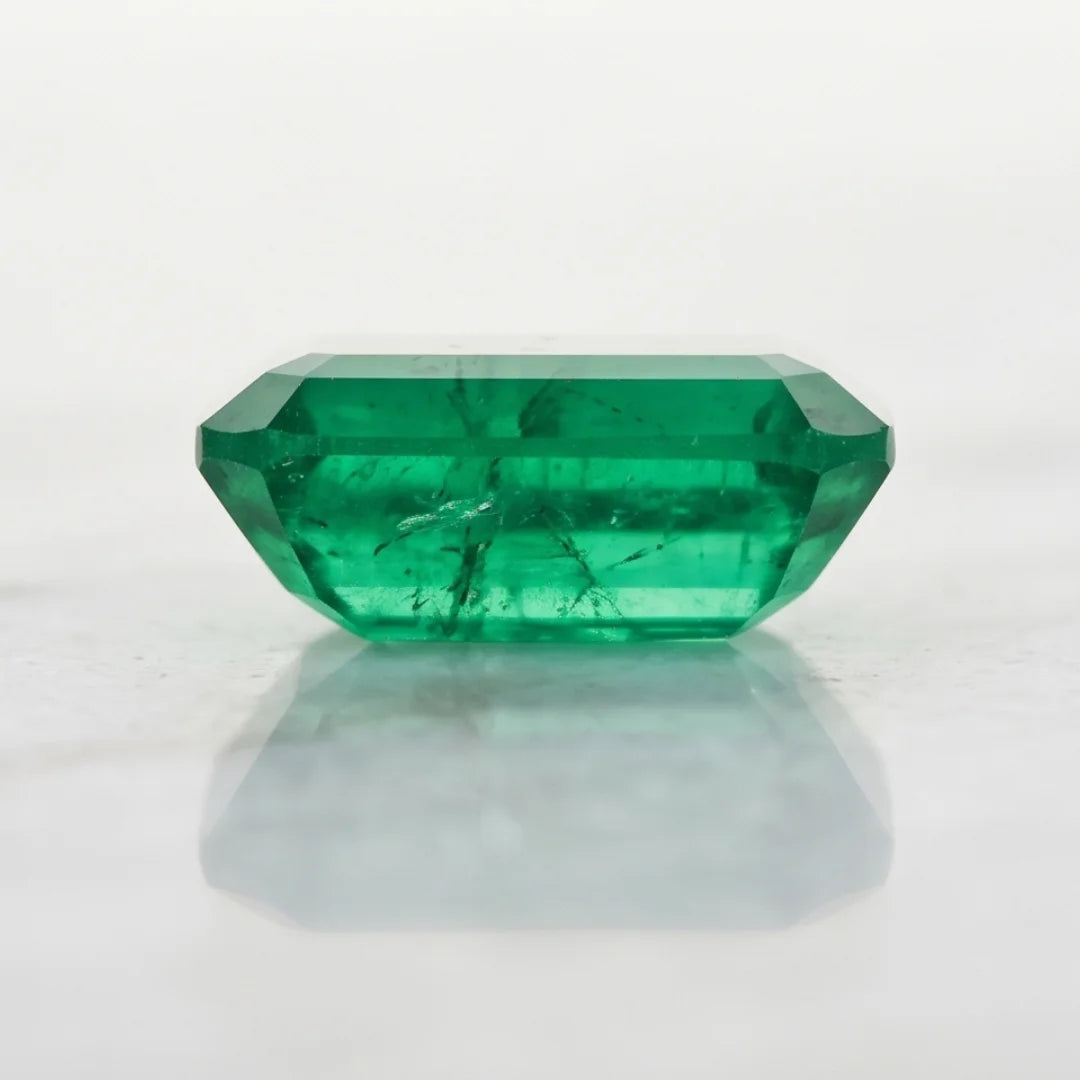 Panna (zamrud) | Oval Shape Step Cutting | Vitreous Dark Green