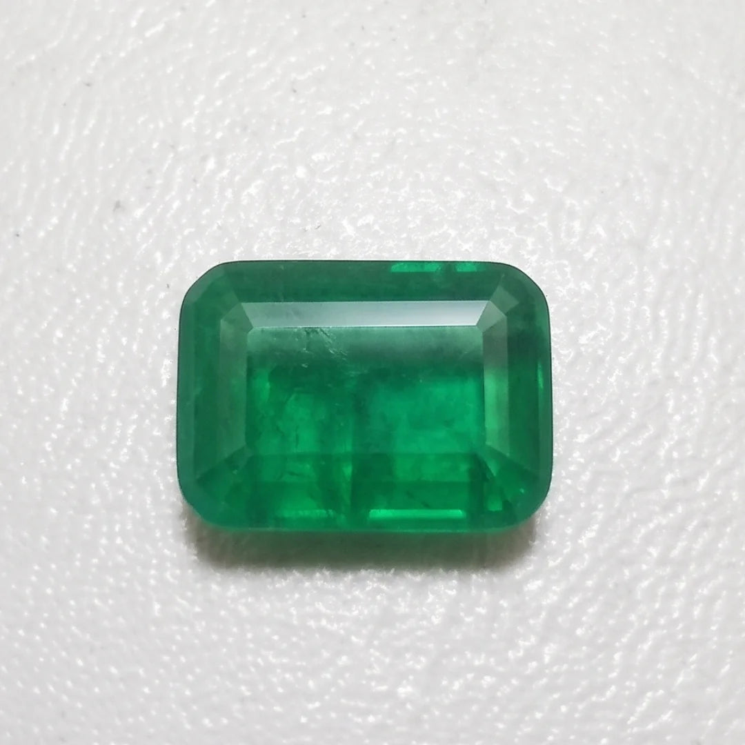 Panna (zamrud) | Oval Shape Step Cutting | Vitreous Dark Green