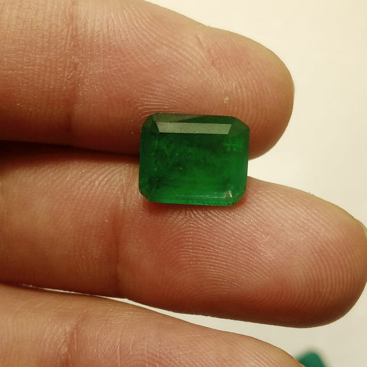 Panna (zamrud) | Step Cutting | Vitreous Dark Green color