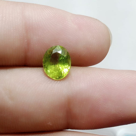 Peridot | Zabarjad stone | Oval shape | Step Cutting | 2.5 to 2.9 Carat